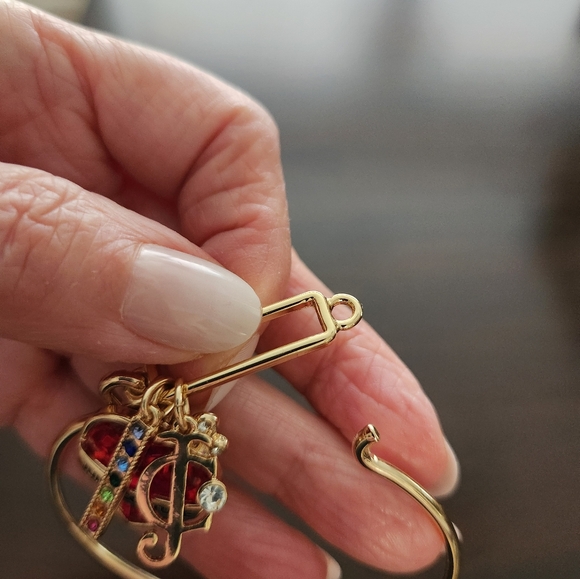 NWOT JUICY COUTURE CHARM BRACLET & EARRING SET - Picture 5 of 7